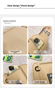 Détail du sac beige montrant le tissu en nylon imperméable et les poches zippées devant