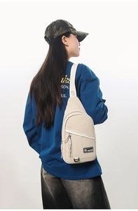 Détail de la bandoulière réglable et vue arrière du sac bandoulière en nylon beige