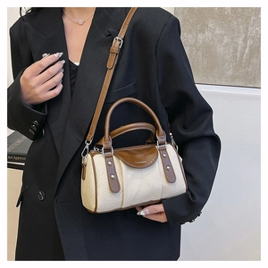 Detail der gewebten Boston-Tasche mit braunen Ledergriffen und Silbernieten