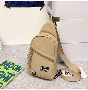 Sac de poitrine kaki en nylon avec poche frontale zippée et bandoulière réglable pratique