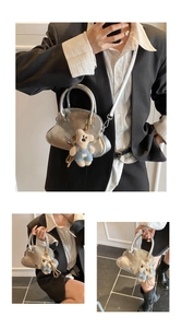 Detalle de bolso plateado metalizado con correa extraíble y colgante de oso lindo