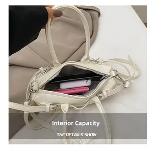 Capacità interna della borsa baguette crema con spazio per telefono e caricabatterie
