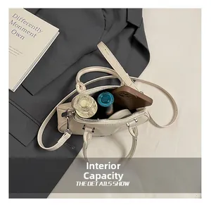 Capacidad interna del bolso bandolera blanco crema con espacio para el móvil