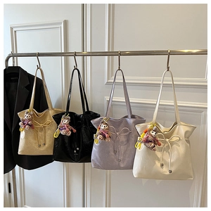 Quatre grands sacs fourre-tout en beige noir violet et blanc avec détail de cordon noeud