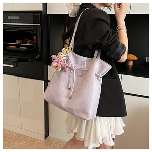 Détail du sac cabas en cuir violet clair avec cordon de serrage noeud et accents de perles
