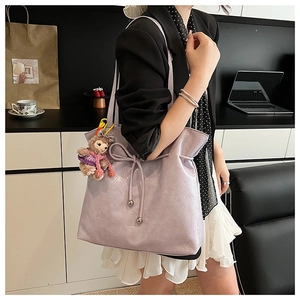 Sac fourre-tout en similicuir violet clair avec cordon à nœud et détail de charm d'ours