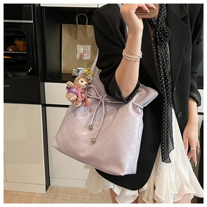 Détail du sac cabas violet à cordon avec similicuir froissé et pendentif ours Duffy