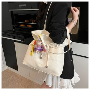 Détail du sac fourre-tout blanc crème avec cordon de serrage et perles argentées