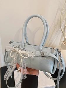 Borsa a cilindro azzurra con fiocco in pizzo e dettagli in perle decorative