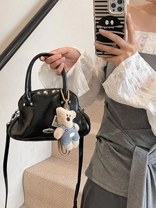 Bolso de mano negro brillante con colgante de oso de peluche y correa para mujeres