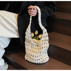 Detalle de bolsa de malla crema tejida a mano con bolsa interior y flores amarillas
