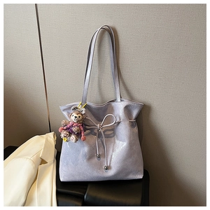 Détail du sac cabas lavande en cuir gaufré brillant avec charmant pendentif ours peluche