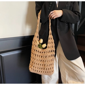 Detalle del tejido de un bolso de ganchillo beige con un forro interior a juego