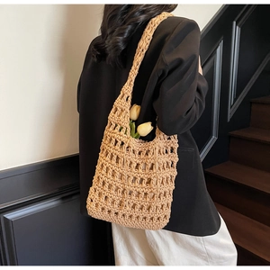 Detalle del bolso de paja tejido a mano con textura de malla y forro interior suave