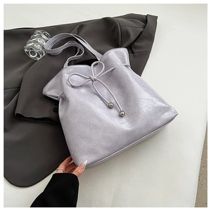 Détail du sac seau lavande avec cordon en cuir et perles métalliques argentées