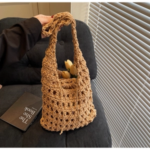 Detalle del bolso de hombro tejido a mano con forro de cordón caqui y textura de cuerda de algodón