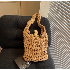 Detalle de bolso de paja tejido con diseño de malla hueca y bolsa interior con cordón