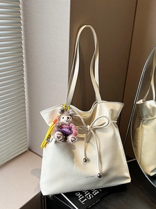 Sac Cabas Femme Grande Capacité en Cuir PU Plissé Brillant Sac à Bandoulière Avec Nœud Coulissant et Perles Métalliques
