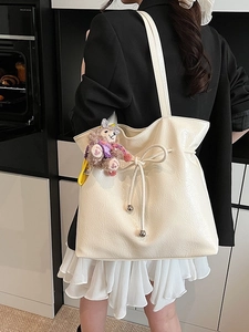 Grand sac cabas beige minimaliste en cuir froissé brillant avec cordon de serrage