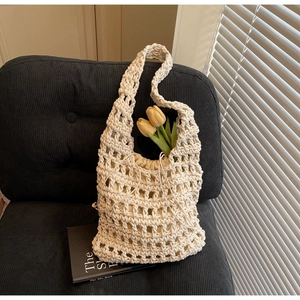 Detalle de la textura tejida y forro con cordón de este bolso de playa estilo cubo