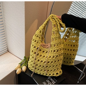 Detalle del bolso de mano tejido amarillo limón con forro interior de cordón