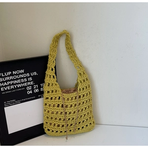Detalle del patrón de tejido de ganchillo amarillo y bolsa interior con cordón del bolso