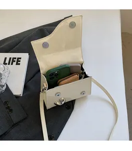 Vista interna della borsa in vernice con spazio per cellulari e un portafoglio
