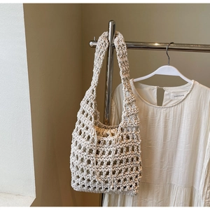 Detalle del bolso de paja tejido para la playa con forro interior de cordón
