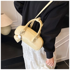 Sac boston jaune avec motif litchi, logo fashion bags et détail de pendentif en cœur