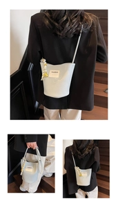 Détails d'un sac seau bleu clair à motif litchi avec foulard en soie et bandoulière