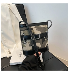 Vue détaillée du sac seau camouflage avec bandoulière en cuir noir et boucle en métal