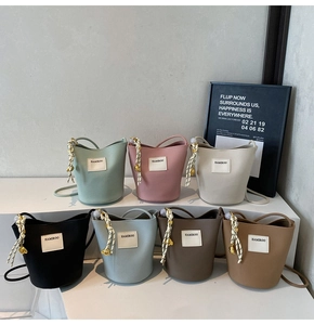 Collection de sacs seaux texturés en sept couleurs avec des lanières tressées