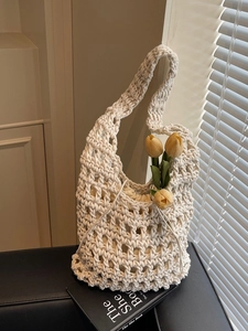 Bolso de hombro de ganchillo crema hecho a mano con patrones geométricos para la playa
