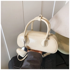 Vue détaillée du sac bowling crème en PU avec charme de cœur argenté et fermeture éclair