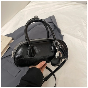 Détail du sac bowling noir brillant avec breloque cœur et lettrage Fashion Bags