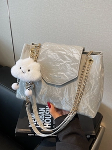 Women Wrinkled Texture PU Leather Shoulder Bag With Cloud Plush Charm Metal Chain Strap Large Capacity Crossbody Bucket Bag Handbag