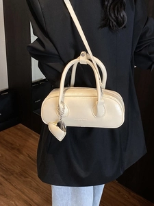 Sac à main bowling crème chic avec breloque cœur et bandoulière pour femmes modernes