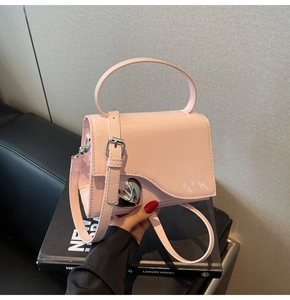 Dettaglio della mini borsa in vernice rosa chiaro con chiusura a cuore in argento