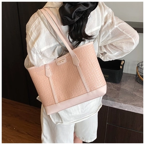 Sac fourre-tout rose tissé avec logo de marque et double poignées en intérieur