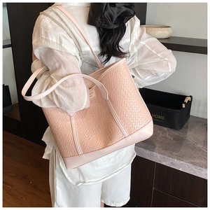 Détail du sac cabas rose avec texture tissée, similicuir et logo de la marque NISHA 1980