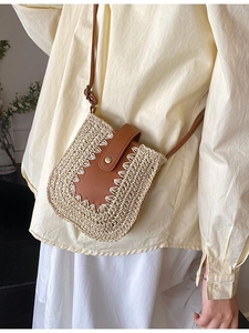 Borsa a tracolla in paglia intrecciata a mano con patta in pelle marrone per vacanza