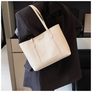Détail de la texture tissée de haute qualité et du logo doré sur le sac fourre-tout