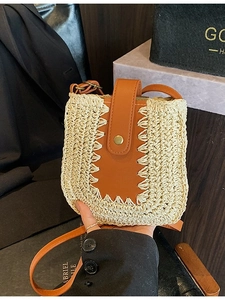 Borsa a tracolla in paglia intrecciata a mano con finiture in pelle marrone e fibbia