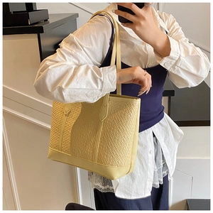 Détail d'un sac cabas tissé de couleur crème avec doubles anses et grande capacité