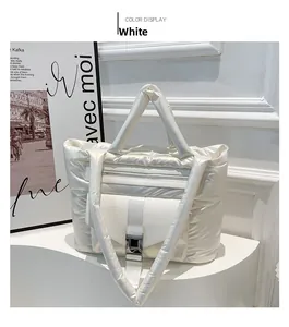Dettaglio della grande borsa tote trapuntata bianca con tasca con fibbia e finitura satinata