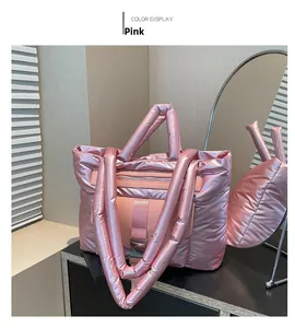 Borsa tote trapuntata metallizzata rosa con manici e dettaglio fibbia in stile moderno