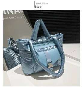 Dettaglio della borsa shopper blu metallizzato con trama trapuntata e tasca con fibbia