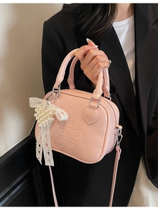 Borsa a tracolla rosa in ecopelle con fiocco di pizzo e perle e cuore