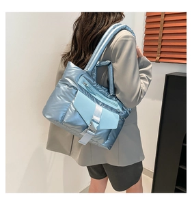 Vista dettagliata posteriore di una borsa trapuntata blu metallizzato con fibbia e cinghie