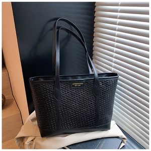 Détails du tissage et du patch en cuir sur ce grand sac cabas noir pour femme